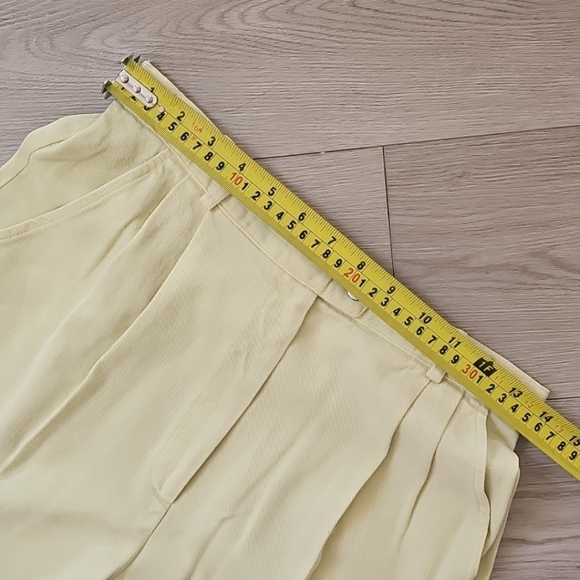 Vintage Ultra 13" High Waist Softgirl Butter Yellow Shorts, Vintage Size 6 - Picture 4 of 13